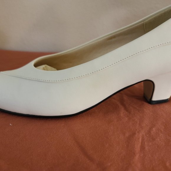 Audition Ladies Focus White Pumps (Size 7) 2" heel - Picture 9 of 12